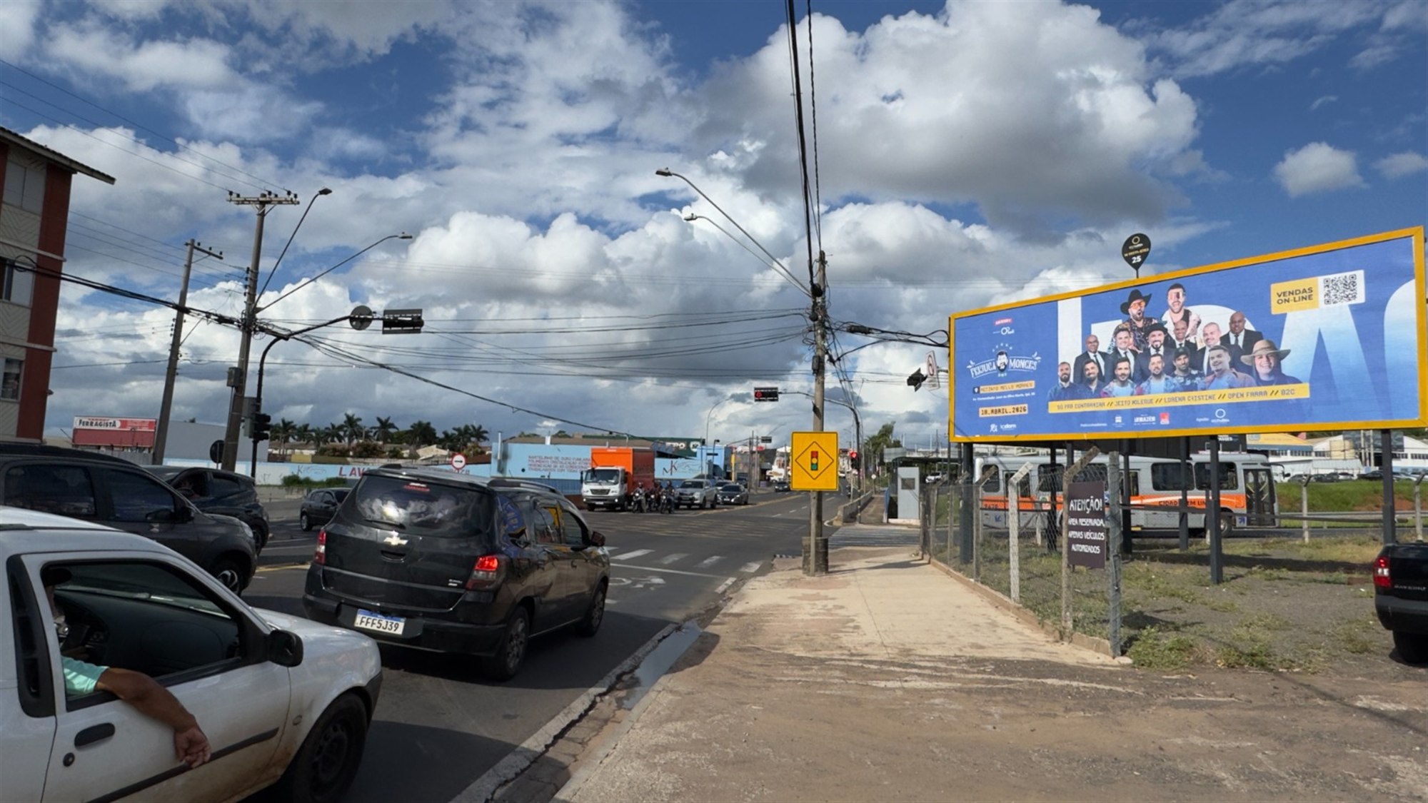 Tabuleta 25 da OutMídia na Av. Duque de Caxias, próximo ao Viaduto Rondon, em Bauru