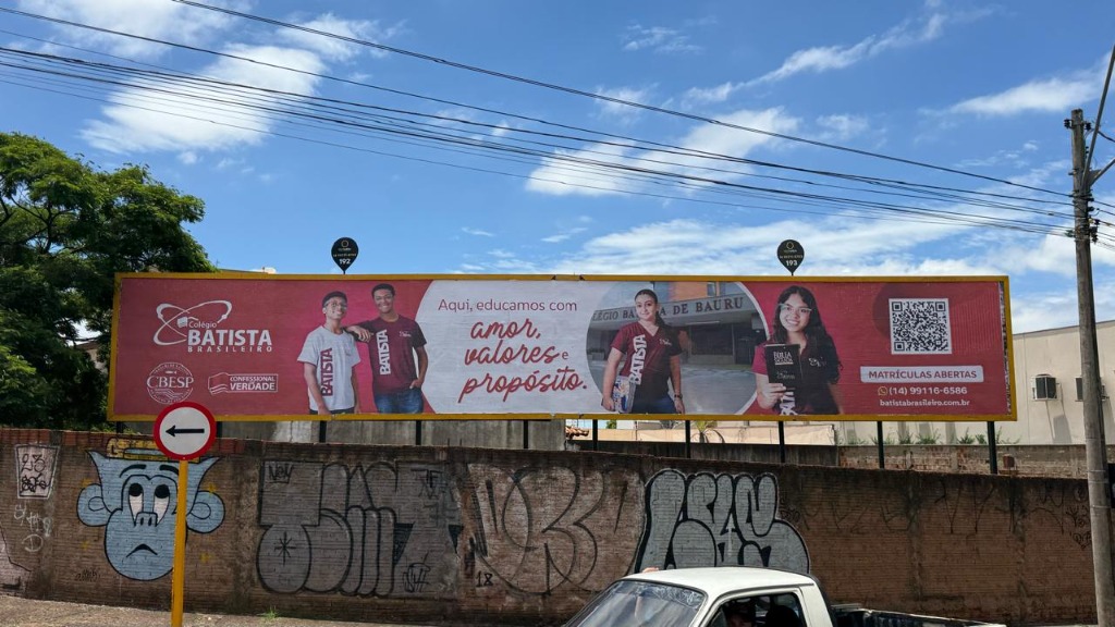 Anúncio duplo com junção em papel