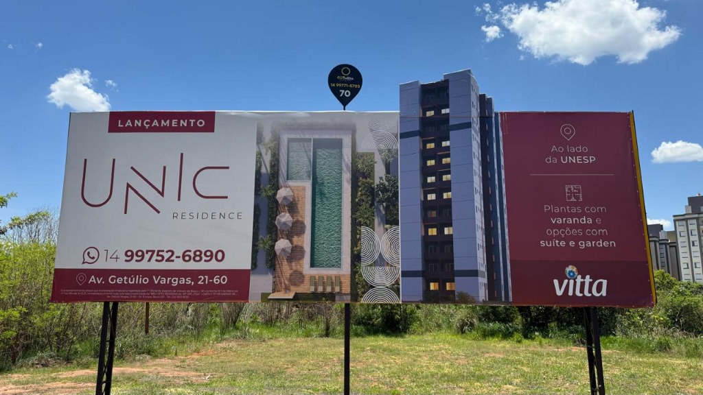 Anúncio em lona com aplique