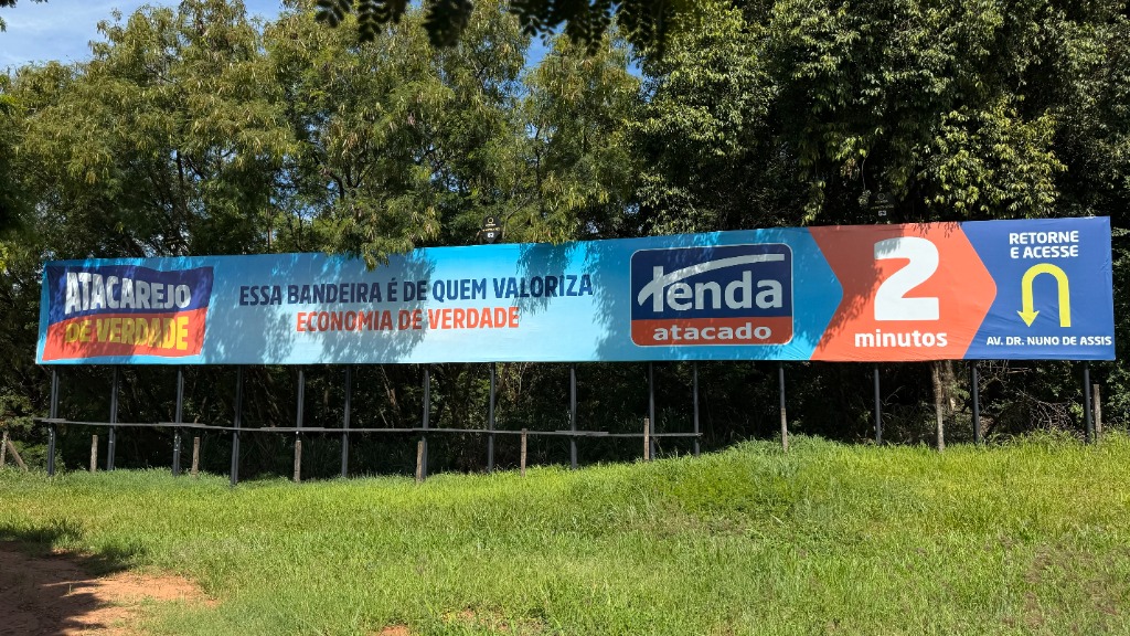 Anúncio triplo em lona